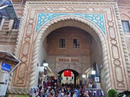 Bursa Koza Han Giriş taç kapı