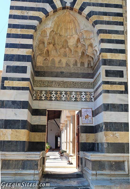 Ramazanoğlu adana ulu camii giriş kapısı