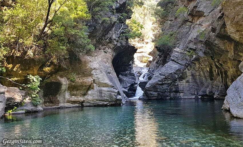 altınoluk Şahindere kanyonu şelalesi